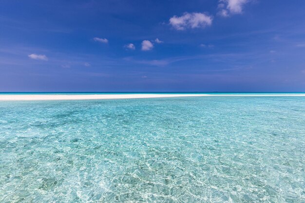 Belle plage de sable et douce vague de mer bleue. Lagon océanique parfait, ciel bleu relaxant été apaisant