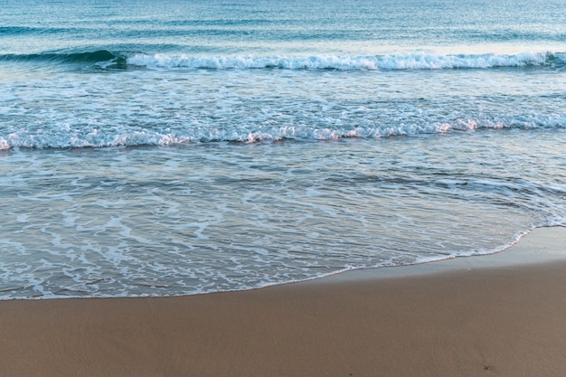 Belle plage de sable sur fond de mer.