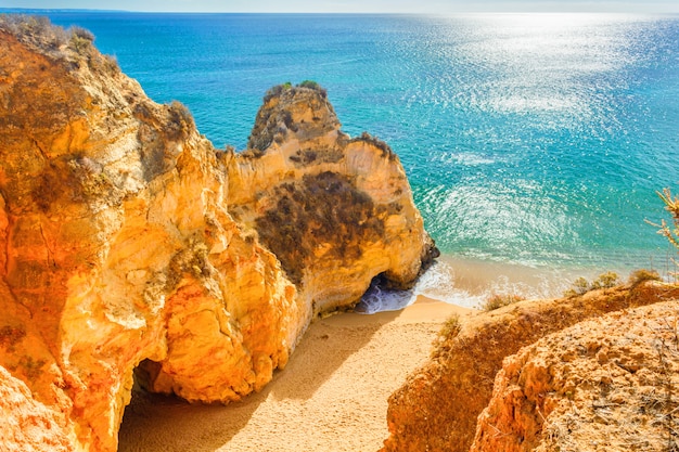 Belle plage de sable parmi les rochers et les falaises près de Lagos, Algarve, Portugal