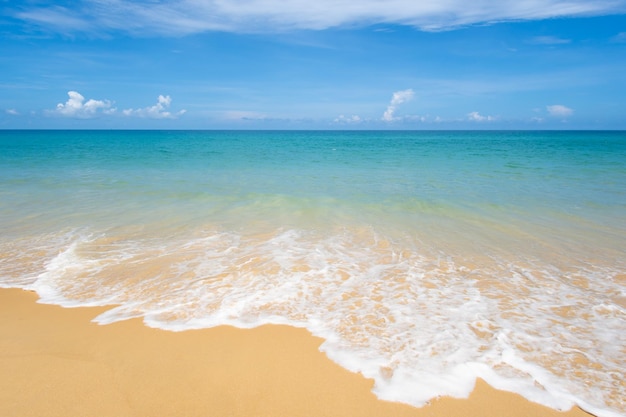 Belle plage de sable de soleil de mer à Phuket