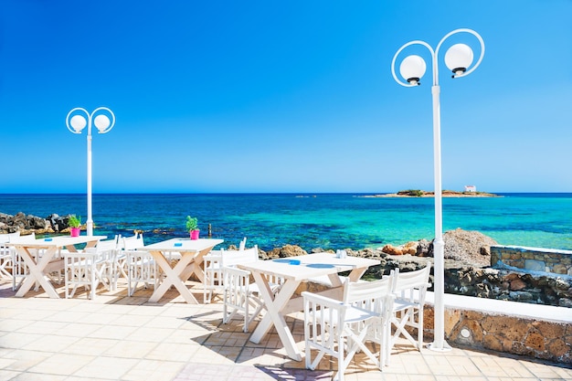 Belle plage tropicale aux eaux turquoises. Café sur la plage. Malia, Crète, Grèce.