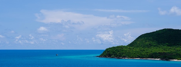 Photo belle plage tropicale avec ciel bleu et fond de nuage blanc vacances d'été