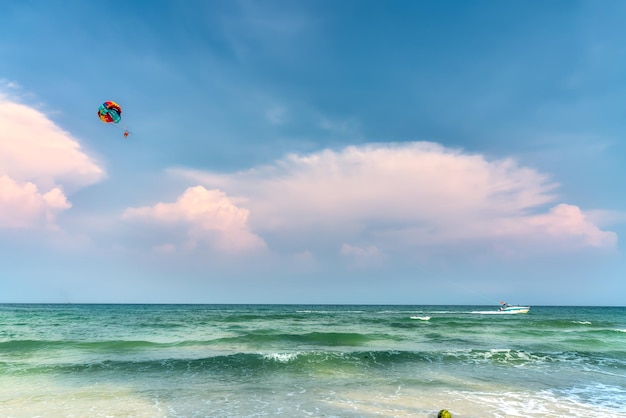 Belle plage tropicale sur l'île aux perles de Phu Quoc, Vietnam. La plage est propre,