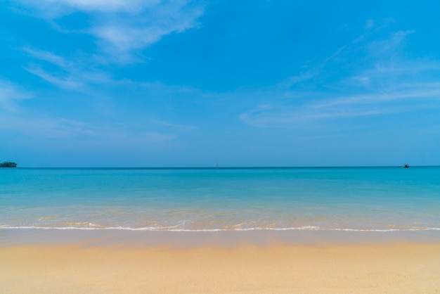 Belle plage tropicale et mer dans l'île paradisiaque