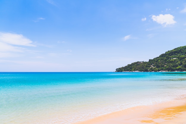 Photo belle plage tropicale et mer sur une île paradisiaque