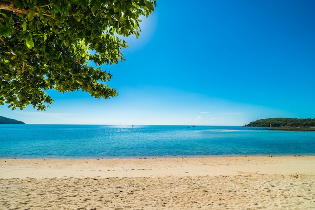 Belle plage tropicale et mer avec un nuage blanc sur le ciel bleu