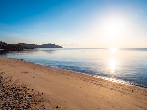 Belle plage tropicale mer et océan