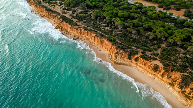 Belle plage tropicale et la mer