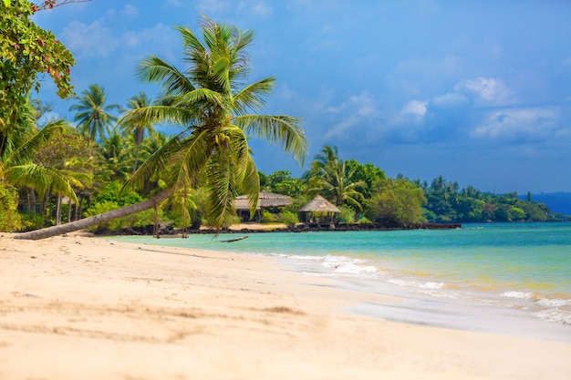 Belle plage tropicale en Thaïlande