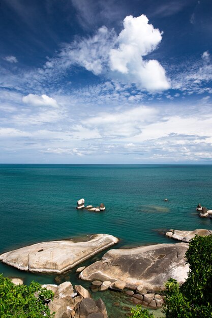 Belle plage tropicale, vue sur l'horizon entre la mer et le ciel