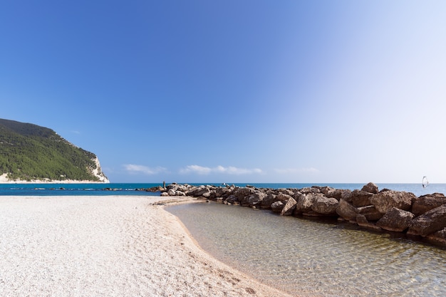 Photo belle plage d'urbani sur la côte adriatique de la ville de sirolo, en italie.