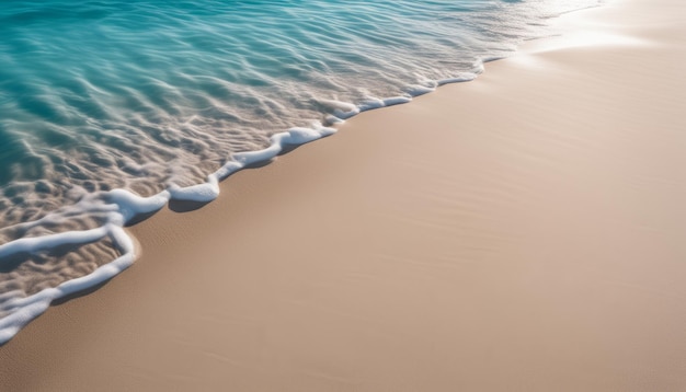 Une belle plage avec une vague qui arrive