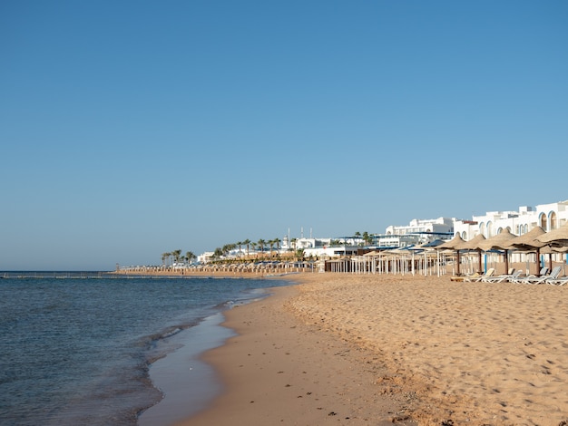 Belle plage vide. Gros plan, vue latérale. Concept de vacances et de voyage