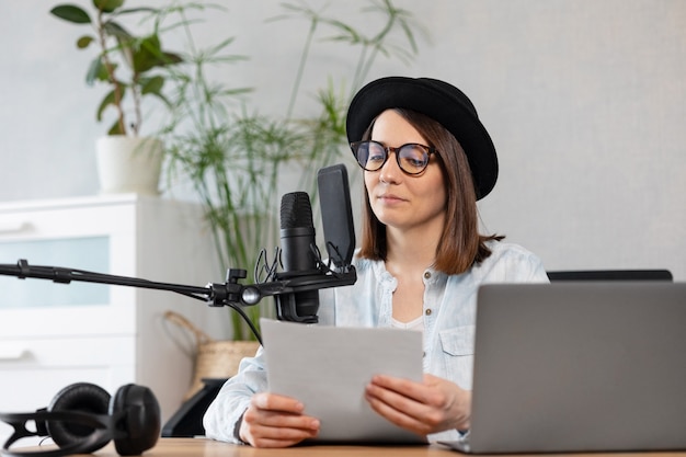 Belle podcasteuse européenne avec casque et microphone enregistre un podcast en enregistrement