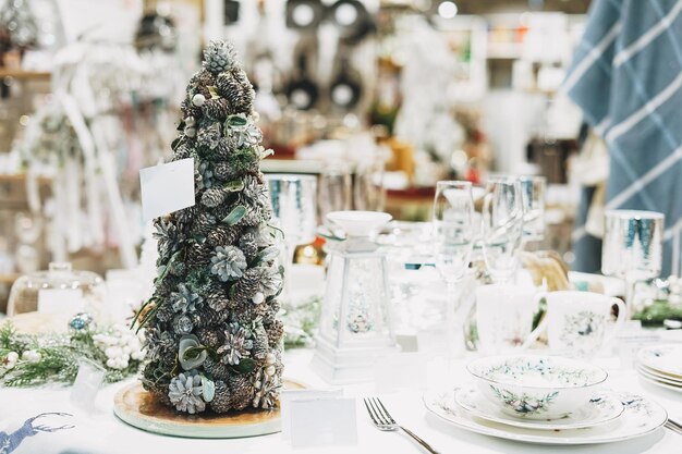 Belle portion de Noël avec arbre de Noël artificiel dans le magasin d'articles de maison achats de vacances