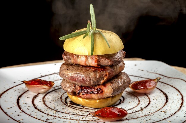 Une belle présentation de viande frite avec une pomme.