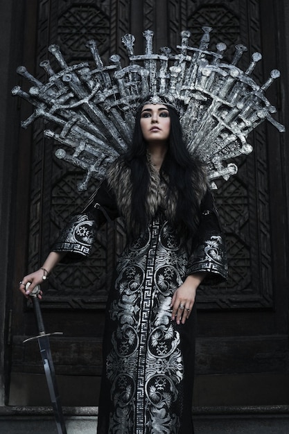 Belle princesse guerrière en armure tenant une épée Reine gothique de conte de fées