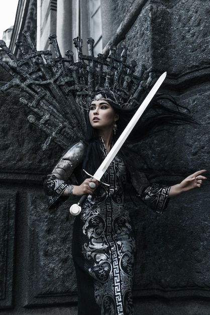 Belle princesse guerrière en armure tenant une épée Reine gothique de conte de fées