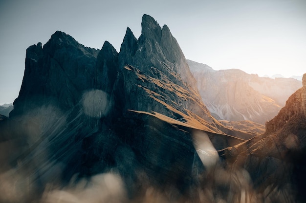 Belle prise de vue des montagnes rocheuses escarpées des Dolomites de Seceda, en Italie