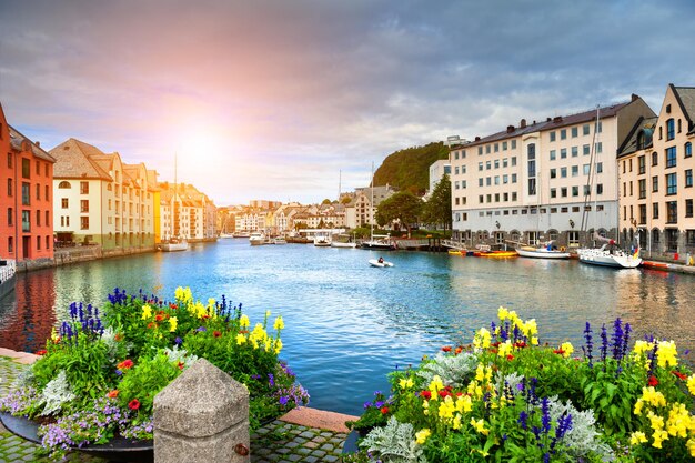 Belle promenade fleurie sur le canal à Alesund, Norvège. Célèbre destination touristique