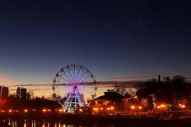 Belle promenade nocturne de la ville sous les lumières