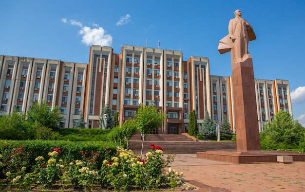 Une belle et propre rue inTiraspol Transnistrie ou Moldavie lors d'une journée d'été ensoleillée