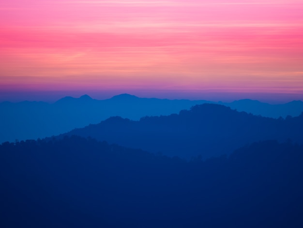 belle rangée de montagnes et de collines dans la soirée