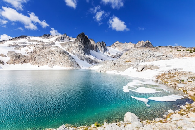 Belle région sauvage des lacs alpins à Washington, États-Unis