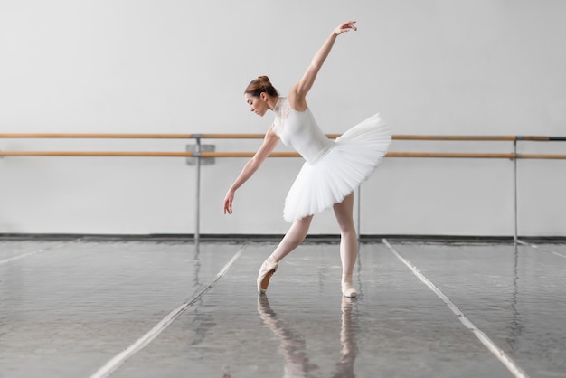 Belle répétition de ballerine en classe de ballet