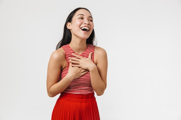 belle riante jeune jolie femme heureuse asiatique posant isolée sur mur blanc.