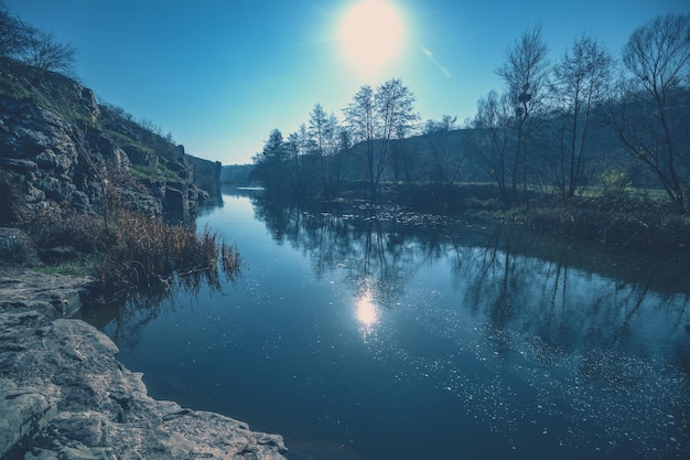 Belle rivière de montagne Le canyon au printemps