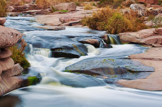 Belle rivière de montagne qui coule sur les rochers Écoulement d'eau dans la rivière de montagne se bouchent