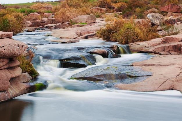 Belle rivière de montagne qui coule sur les rochers Écoulement d'eau dans la rivière de montagne se bouchent