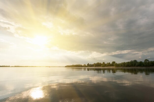 Belle rivière de paysage et le ciel avec des nuages au coucher du soleil ou au lever du soleil