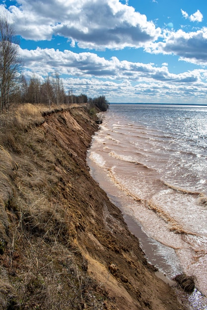 La belle rivière volga d'été