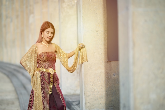 Belle robe de femme asiatique en robe de soirée en soie thai