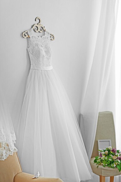 Belle robe de mariée sur cintre dans la chambre