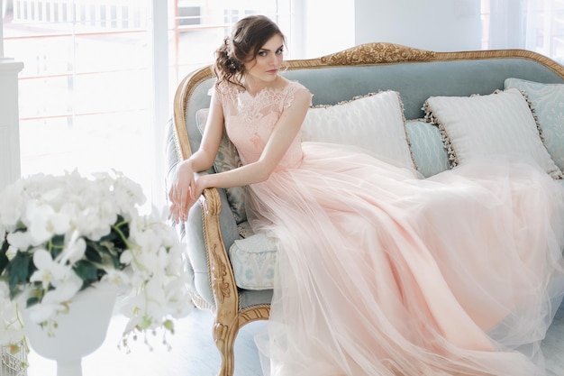 Belle robe de mariée Mariée en robe de mariée Mariée dans un appartement de luxe en robe de mariée