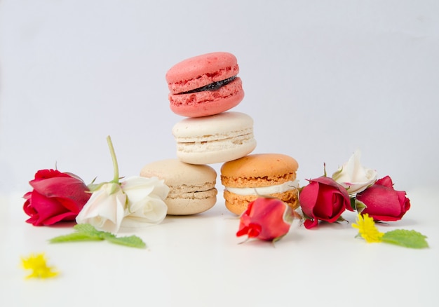 Belle rose et assortiment de macarons