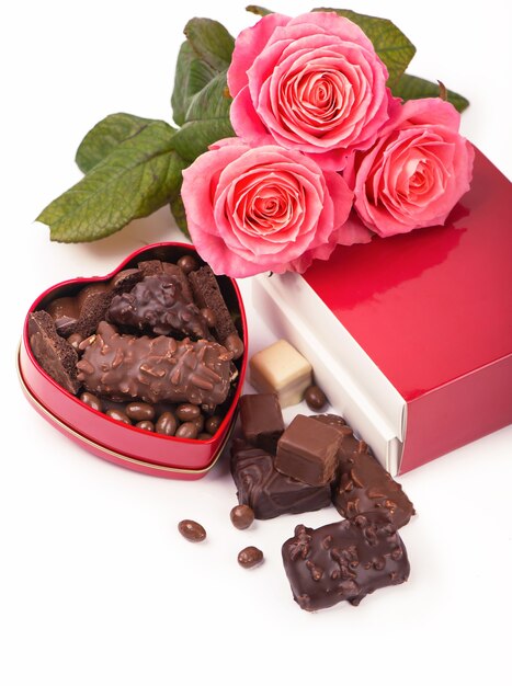 Belle rose et chocolat noir pour la Saint-Valentin sur fond blanc isolat.