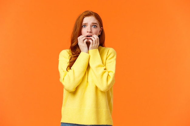 Belle rousse femelle en pull jaune