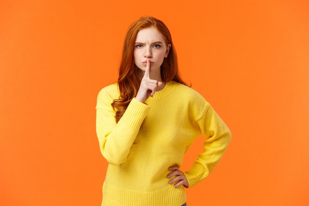 Belle rousse femelle en pull jaune