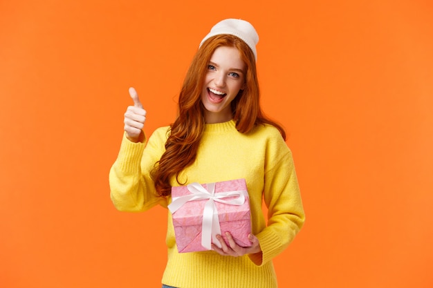 Belle rousse femelle en pull jaune