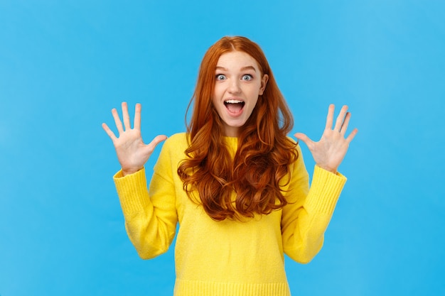 Belle rousse femelle en pull jaune