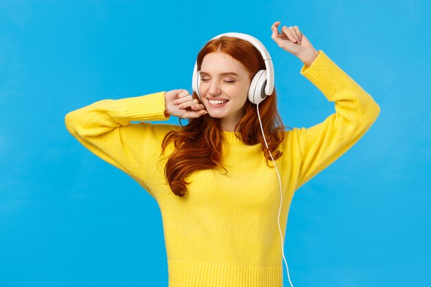 Belle rousse femelle en pull jaune