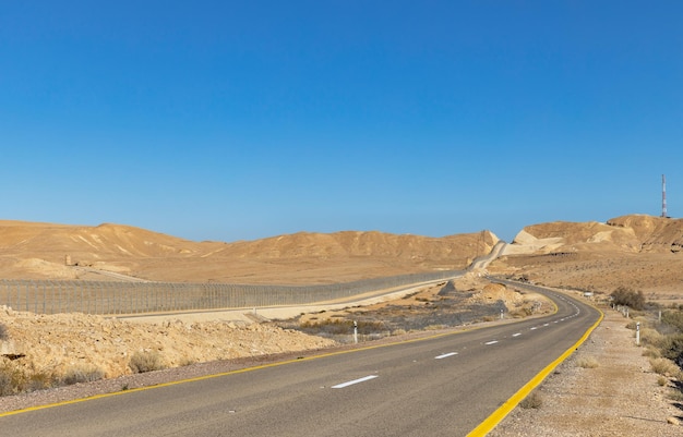 Belle route dans le désert d'Arava Israël à la frontière avec l'Egypte