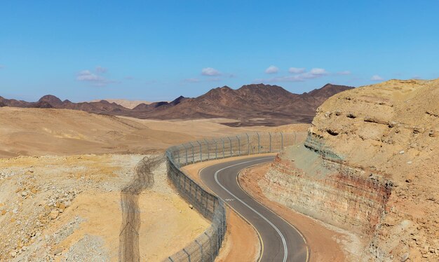 Belle route dans le désert d'Arava Israël