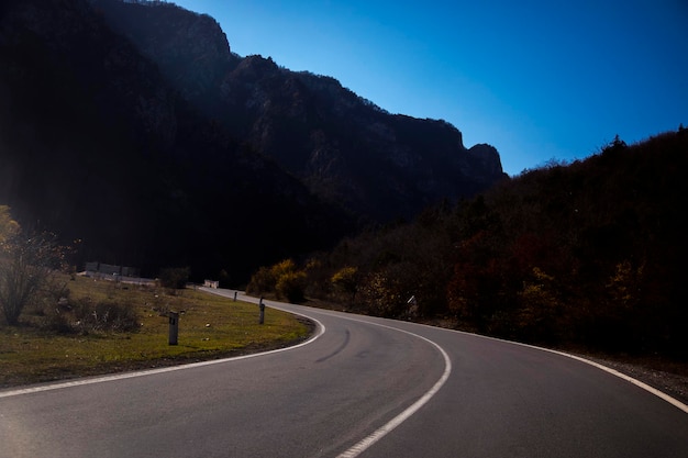 belle route dans la lumière du soirautomne