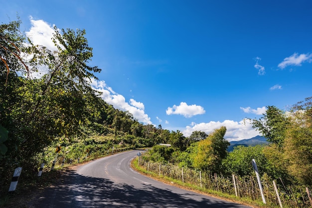 Belle route sur la montagne dans la ville de nan thailandNan est une province rurale du nord de la Thaïlande bordant le Laos