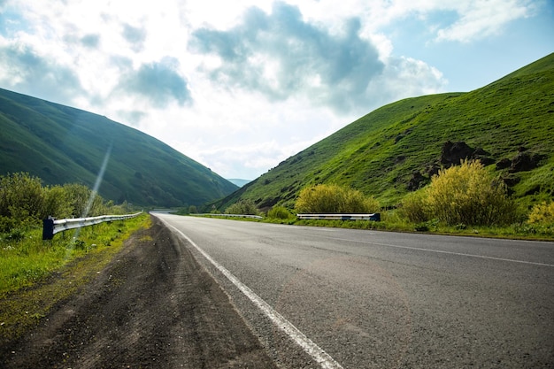 Belle route de montagne d'été